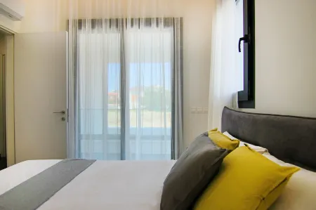 Phaedrus Living: Sea View Anna Residence 202