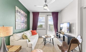 Luxe 1Br King Suite Close to Downtown w Fast Wifi
