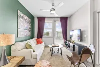 Luxe 1Br King Suite Close to Downtown w Fast Wifi