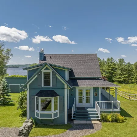 North House - Lovely Lac-Brome 3 Bedroom Lakefront Cottage