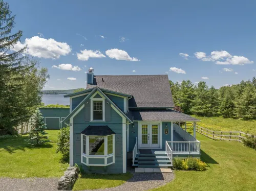 North House - Lovely Lac-Brome 3 Bedroom Lakefront Cottage
