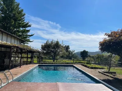 Las Flores Villa Hôtels à : New Milford