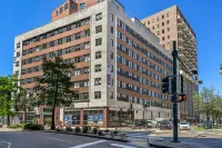 Newly Renovated 4-Bed Condo Steps to French Quarter