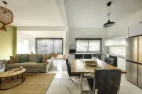 Prime Location Sunny 3Bedroom Apartment  호텔