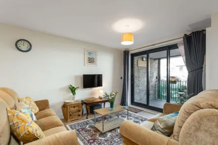 Host Stay Farrier William Отели рядом с достопримечательностью «Shell Grotto»