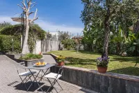 City Cottage with Garden & Pool by Wonderful Italy