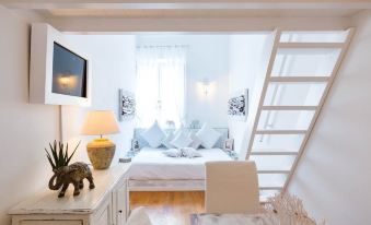 Pantheon Luxury Gold Apartment