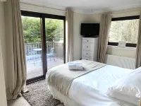 Stunning 4-Bedroom Cabin with Hot Tub in Beattock!