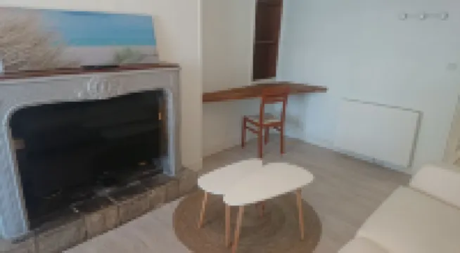 Newly renovated studio in the heart of town, separate kitchen