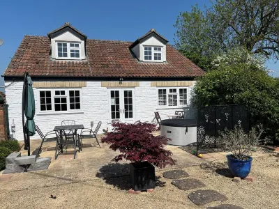 The Lodge, South Cotswolds, comfortable contemporary rural home, views, parking Hotels near St Nicholas' Church