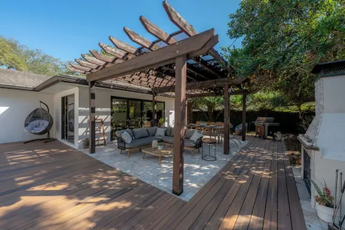 Luxe Executive Home HEATED Pool, Outdoor Fireplace,Guesthouse!!