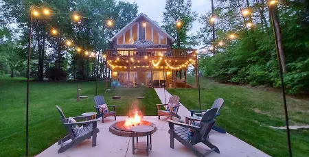 "Cottage On The Cove"  Private Lakefront Paradise with Paddleboards & Kayaks