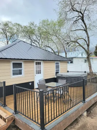 Salmon Bench Home w/ hot tub