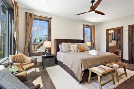 Luxury Amenities and Breathtaking Interior - Elegant Mountain Sanctuary