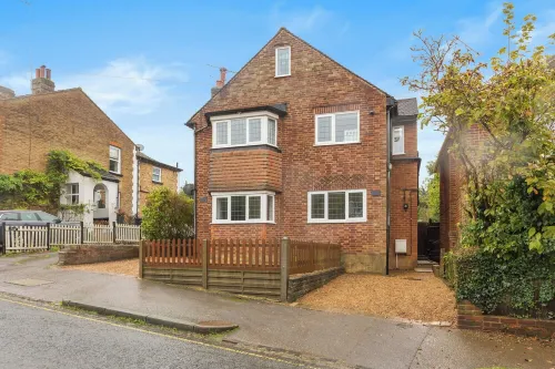 Modern Serenity in Langley Vale Hotels in Epsom