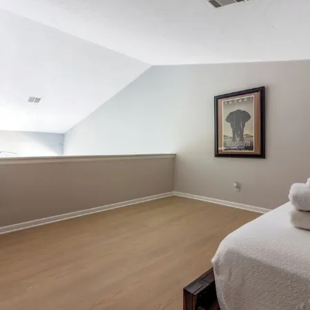 NEW Contemporary Downtown Loft Walk Everywhere