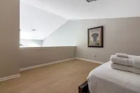 NEW Contemporary Downtown Loft Walk Everywhere