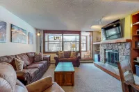 Center Village Studio w/ Sun Room, Kitchen, & Shared Hot Tub - Walk to Lift Hôtels à : Copper Mountain