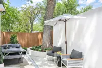 Charming Retreat - Private Courtyard & Hot Tub