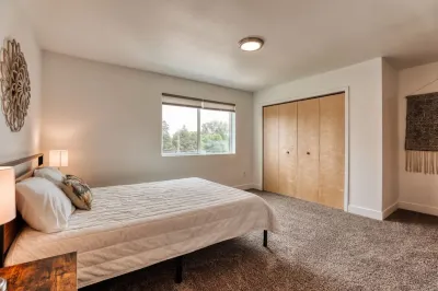 Spacious Living Area and Private Kitchen Retreat - Charming Getaway