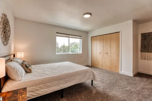 Spacious Living Area and Private Kitchen Retreat - Charming Getaway Hotels in Sheridan