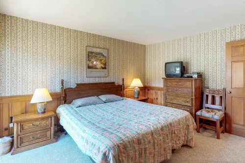 Cozy condo near ski resort with WiFi & flatscreen TVs - free shuttle to slopes Hotels in Angel Fire