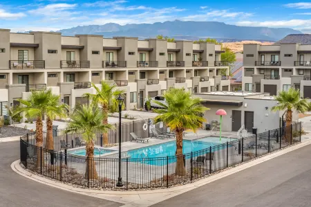 Heated Pool, Hot Tub and Pickleball Courts - Exquisite Townhome Retreat