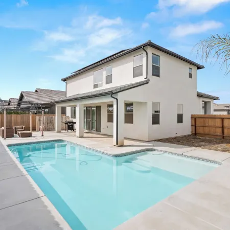 Brand New, Pool, Game Room, BBQ, 2 King Suites!