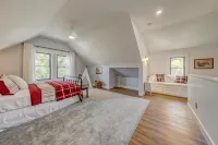 Modern Kitchen, Fire Pit and Spacious Living Area - Charming Haven