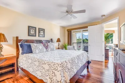 Spacious Townhouse w/ Shared Pool & Hot Tub, Private Washer/Dryer, & Mtn. Views