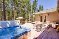 Spacious Deck and Private Hot Tub - Charming Sunriver Escape