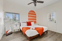 Stunning Penthouse with Pool Table and Private Balcony - Chic Escape