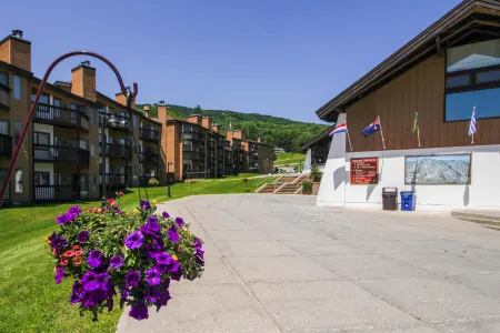 Ski-in/out condo with patio, full kitchen & high-speed WiFi