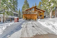 Gourmet Kitchen and Spacious Decks - Charming Handcrafted Haven Hôtels à : Dollar Point