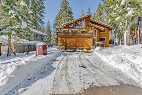 Gourmet Kitchen and Spacious Decks - Charming Handcrafted Haven