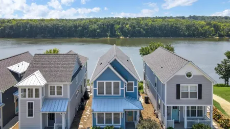 Stunning Outdoor Decks and Cozy Firepit - Charming Serene Retreat