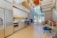 Modern Loft-Style Townhouse in Los Angeles Hotel dekat Millennium Dance Complex