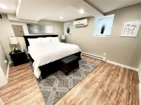 Boardwalk- Modern Oasis with King Bed, Fast WiFi & Easy Parking Hotels in 