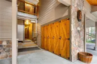 Scenic Views and Cozy Gas Fireplace - Charming Mountain Haven