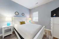 Condo near the ocean with pool, outdoor space, central AC, & washer/dryer