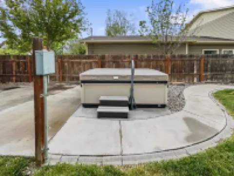 Charming Cottage with Hot Tub and Spacious Backyard - Cozy Retreat