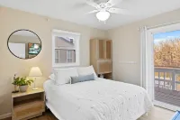 Spacious Balconies and Kayaks at Your Doorstep - Charming Waterfront Escape