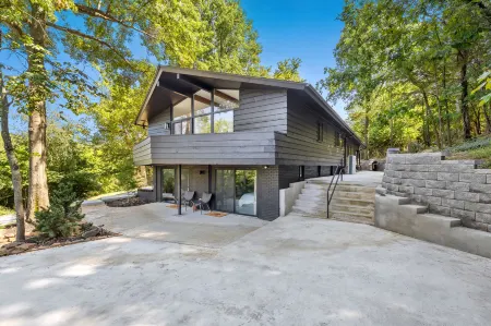 Serene Nature Views and Spacious Living Areas - Luxurious Modern Retreat