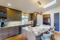 Delightful Retreat with Water Views, Fast WiFi, Gas Grill, & Furnished Patio Hotels in Lake Oswego