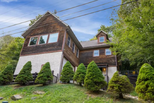 Spacious Home with Hot Tub and Entertainment - Charming Mountain Retreat