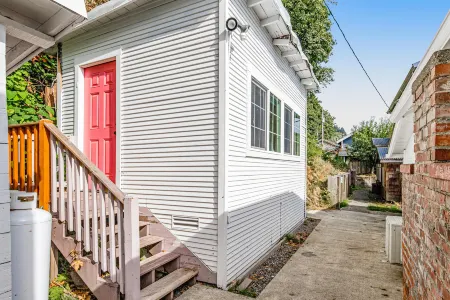 Waterfront Home on Puget Sound w/ Stunning Mount Rainier View, Deck, & Bunkhouse Отели в г. Растон