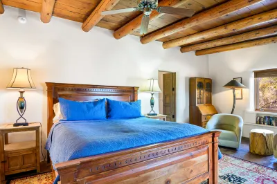 Stunning Mountain Views and Spacious Deck - Enchanting Santa Fe Retreat