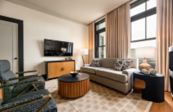 4BR Perfect Group Unit Walk to French Quarter | The Mayfair โรงแรมใน
