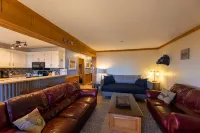Summit 108B |3BR,Sunset views, FreeParking Hotels in Snowshoe