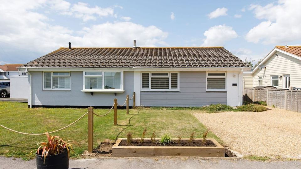 Charming Bolthole 400m to Beach